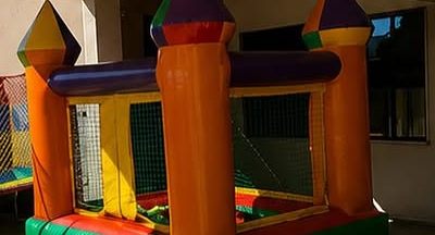 Castelinho inflável com piscina de bolinhas