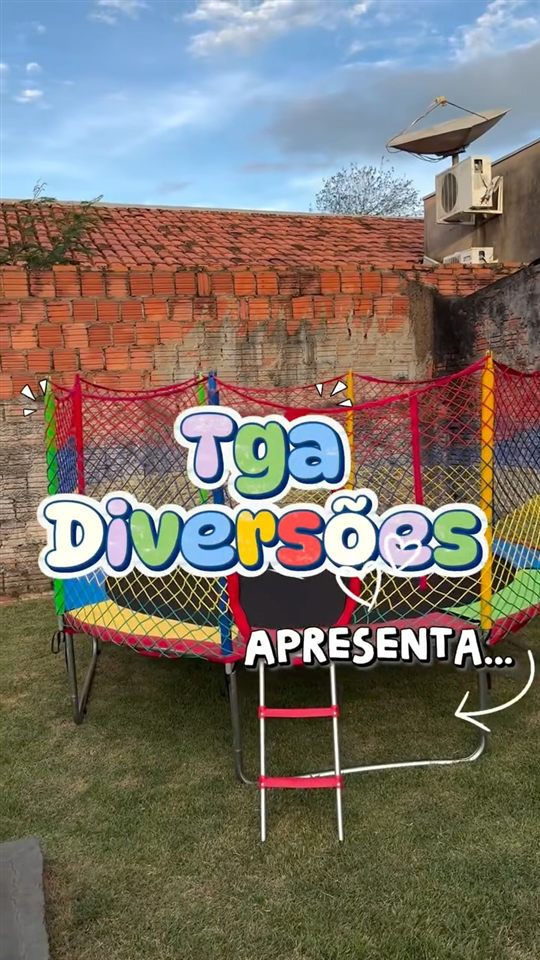 Vídeo: pula-pula montado em um quintal