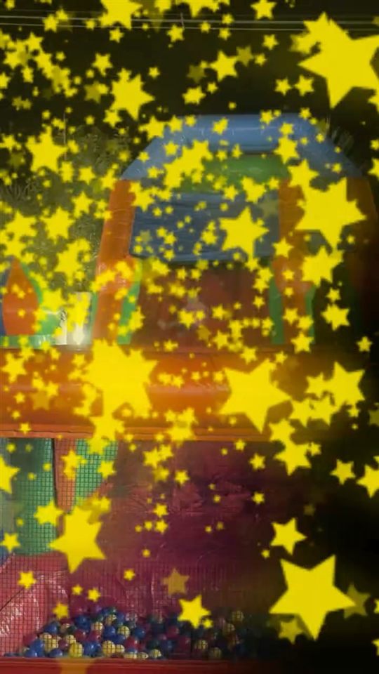 Vídeo: piscina de bolinhas com efeito de estrelas